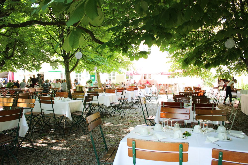 Der Biergarten vorbereitet für einen Hochzeitsempfang.